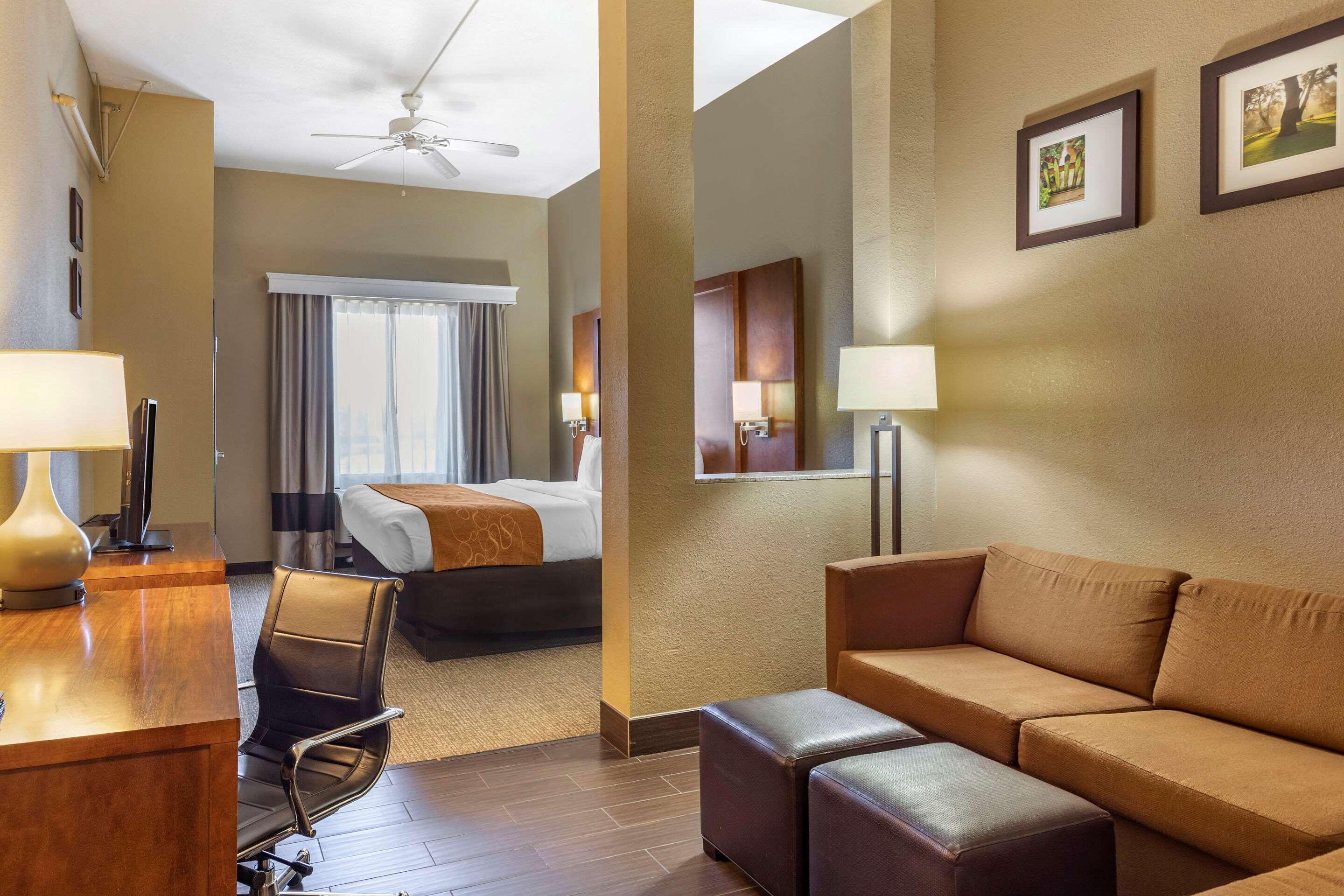 Comfort Suites Batesville Exterior photo