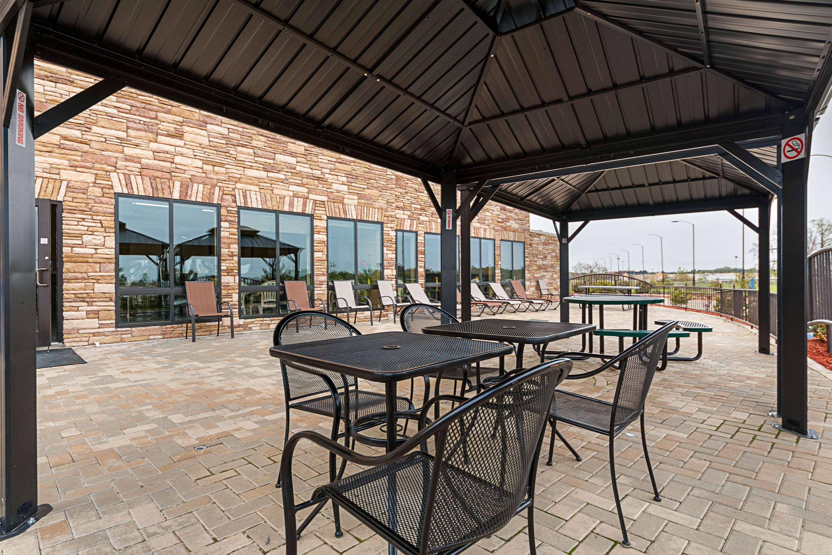 Comfort Suites Batesville Exterior photo